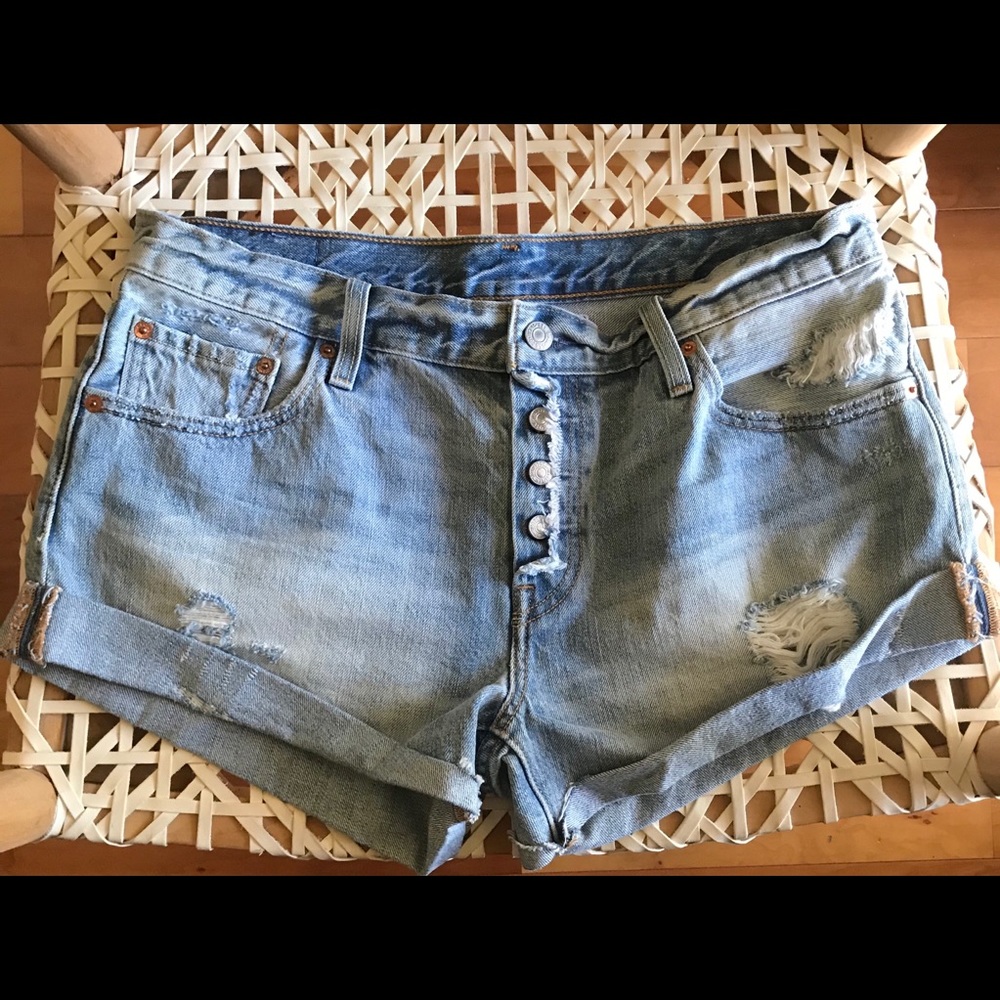 Levi’s Roll Hem 501 Shorts in Country Road Wash